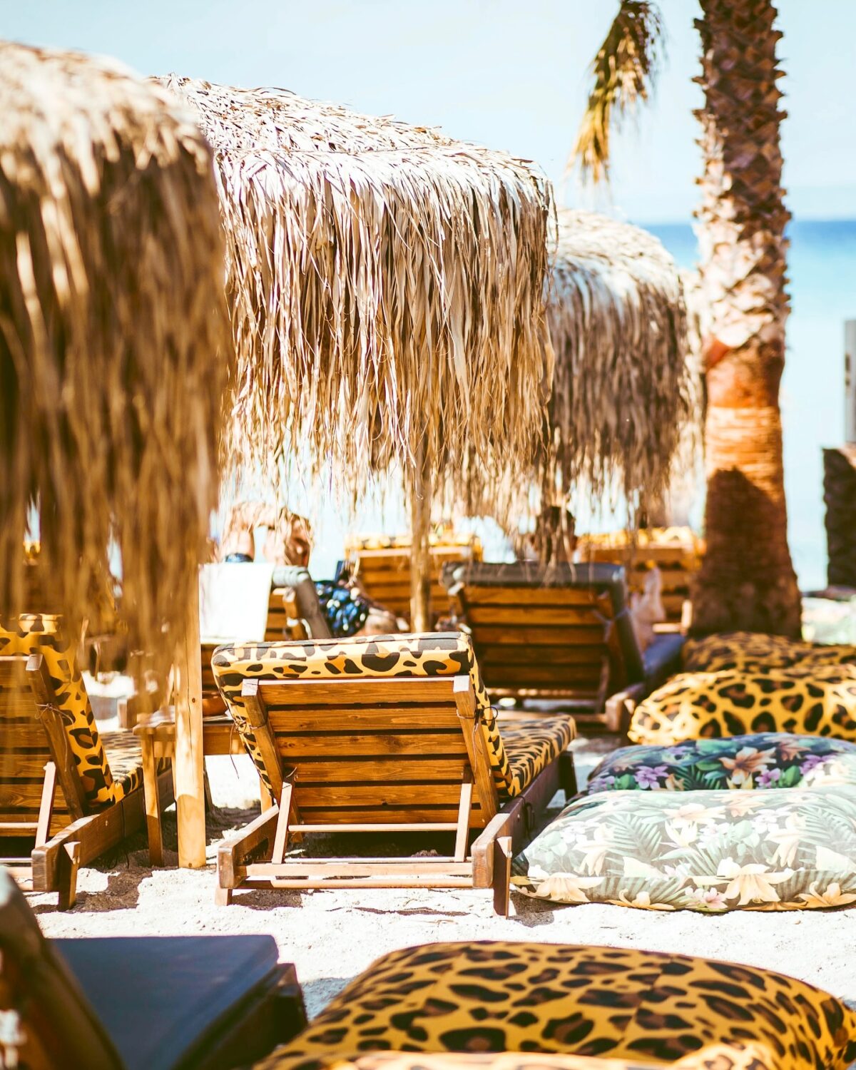 Palm leaf – ομπρέλα κρόσσια- Ψάθινες ομπρέλες για beach bar και ξενοδοχεία