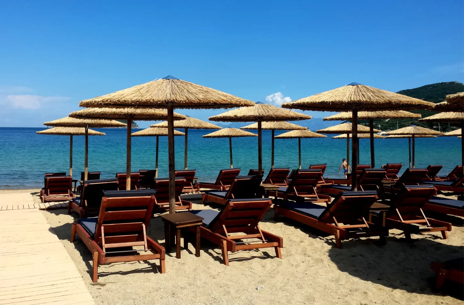 Επαγγελματικές ψάθινες ομπρέλες για Beach Bar και Ξενοδοχεία.