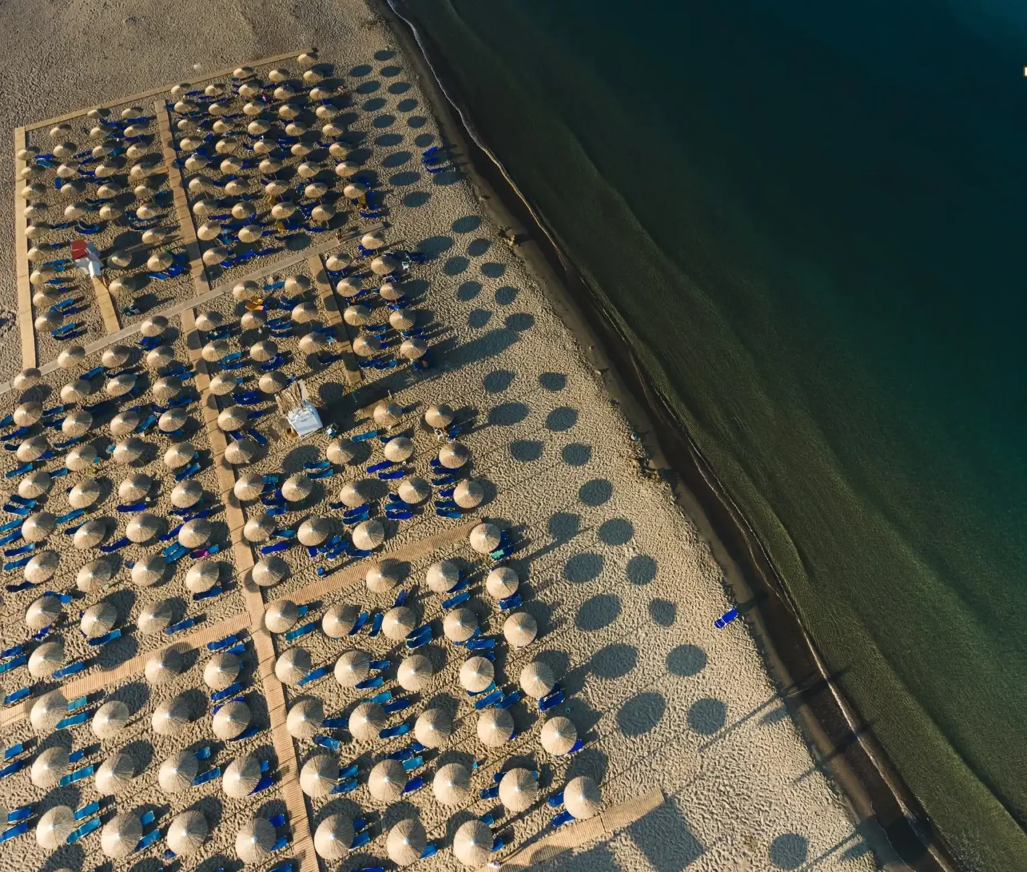 Επαγγελματικές ψάθινες ομπρέλες για Beach Bar και Ξενοδοχεία.