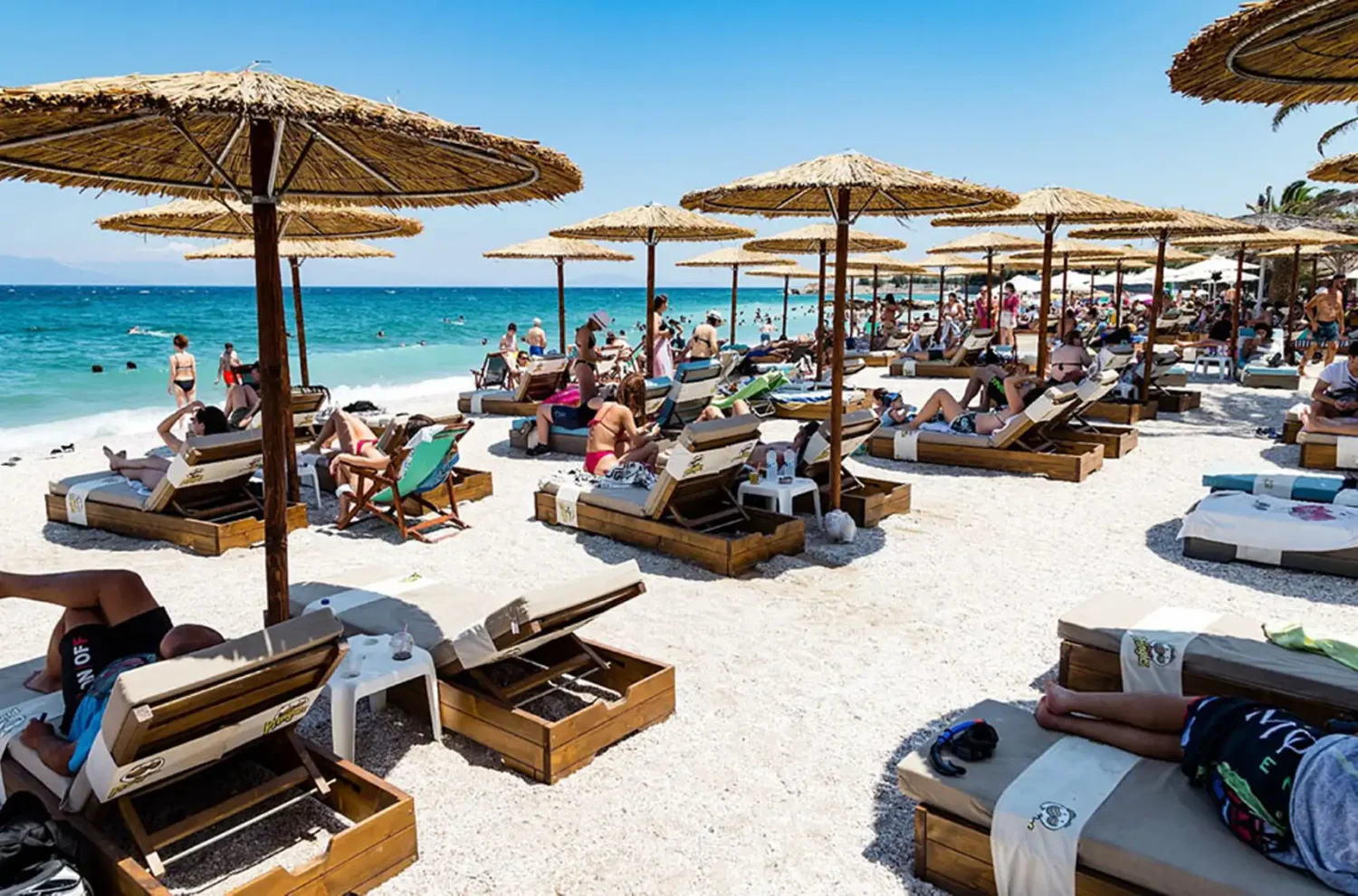 Επαγγελματικές ψάθινες ομπρέλες για Beach Bar και Ξενοδοχεία.