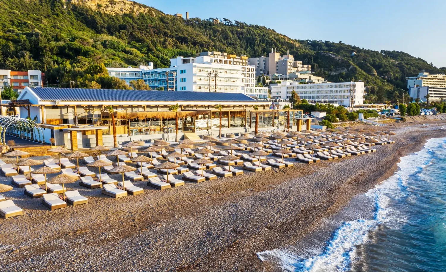 Ψάθινες ομπρέλες beach bar παραλίας Πάρος