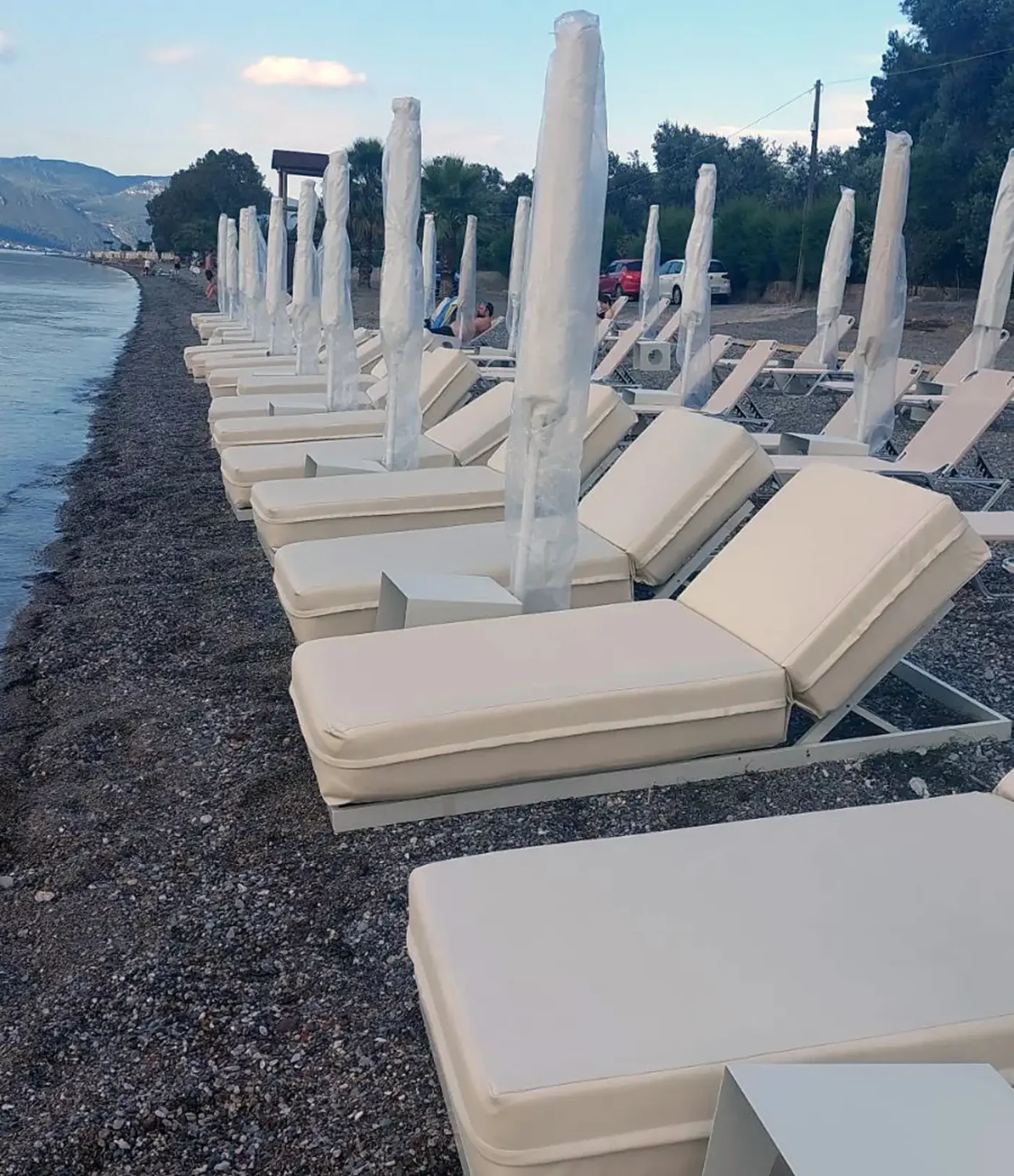 Μεταλλική ξαπλώστρα με στρώμα για beach bar, ξενοδοχεία, πισίνες και οργανωμένες παραλίες