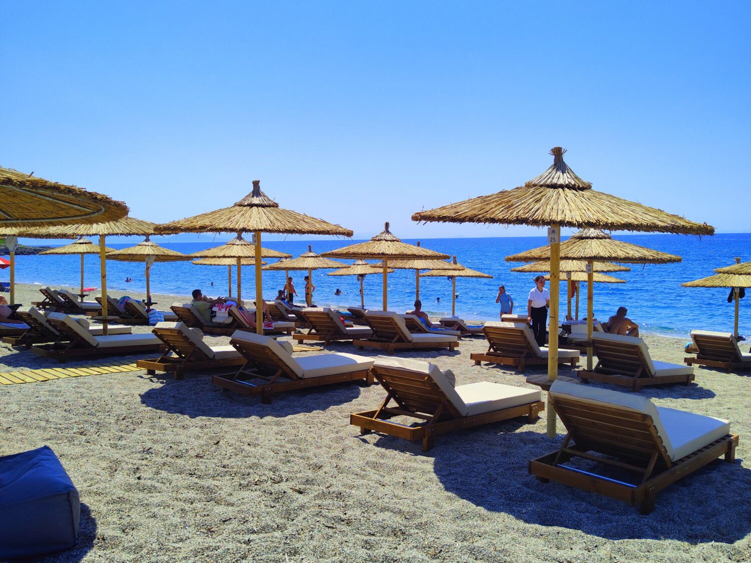 Ξύλινες ξαπλώστρες για beach bar και ξενοδοχεία