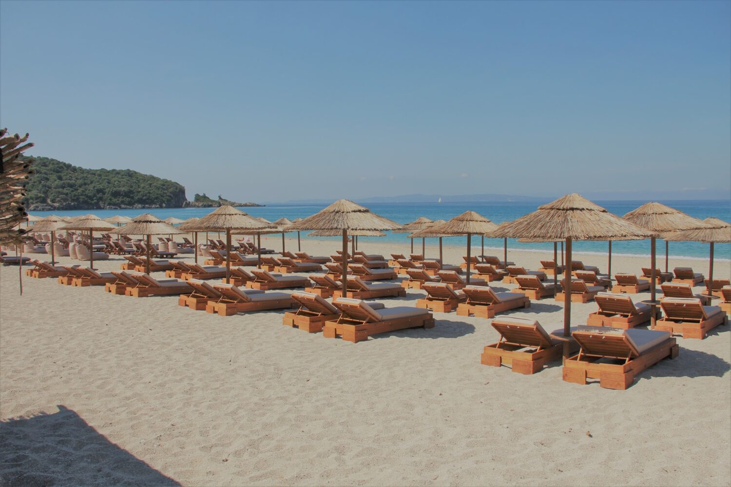 Ξύλινες ξαπλώστρες για beach bar και ξενοδοχεία