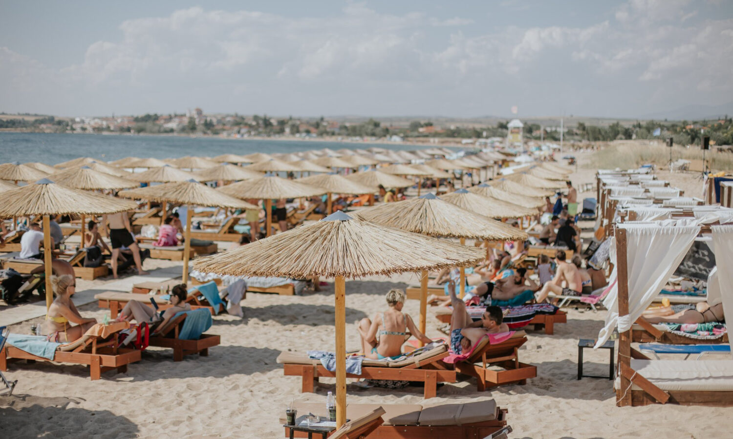 Ψάθινες ομπρέλες για beach bar και ξενοδοχεία