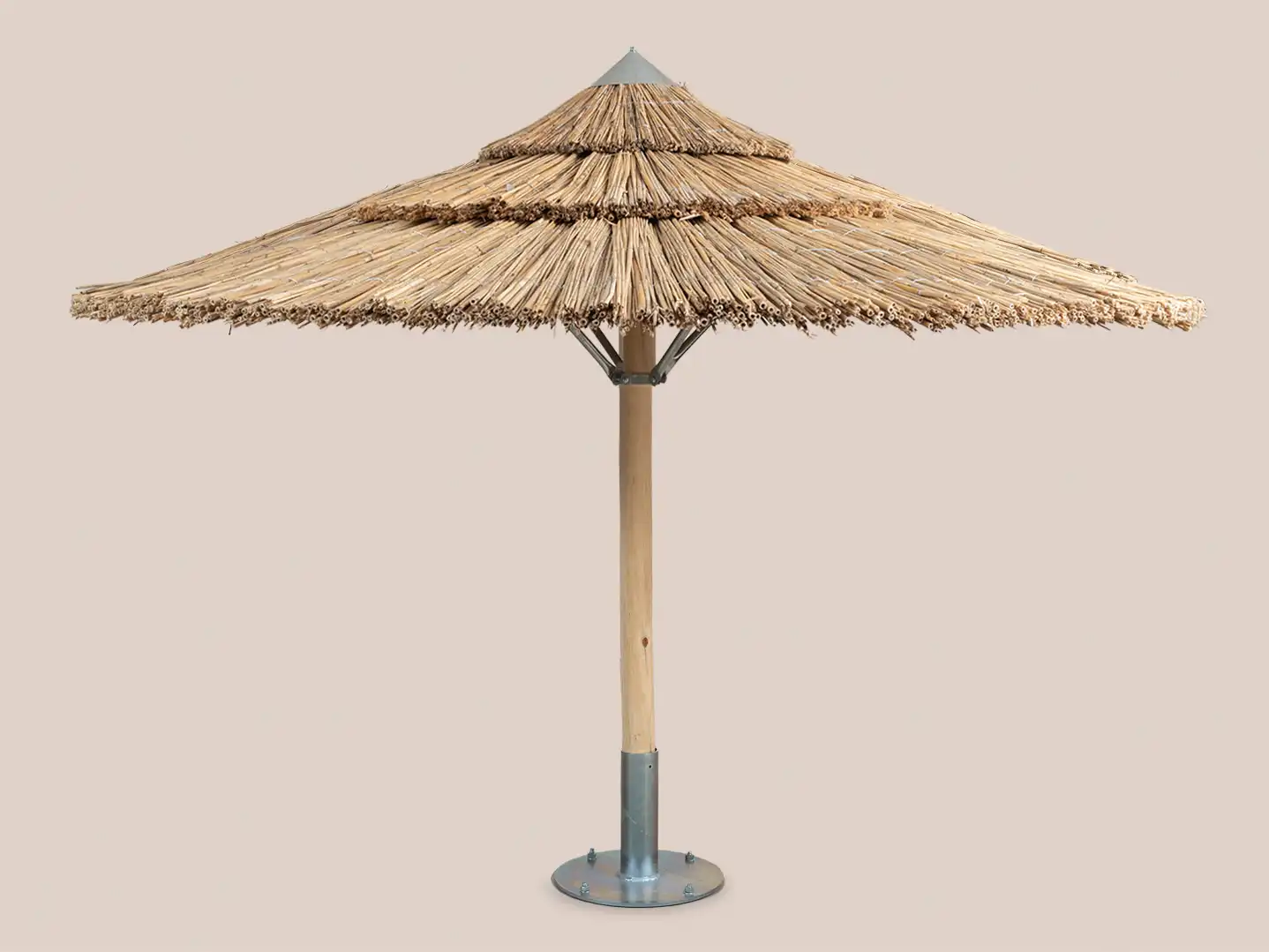 Κατασκευή ψάθινης ομπρέλας παραλίας για beach bar και ξενοδοχία.