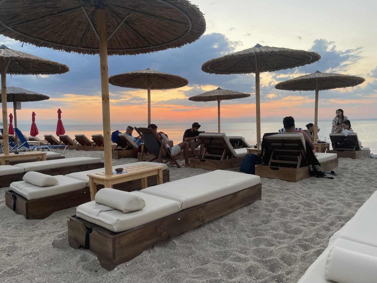 Ξύλινες ξαπλώστρες για beach bar και ξενοδοχεία